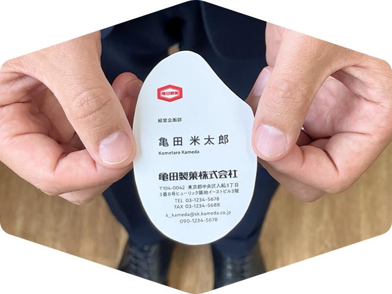 写真：「お米名刺」を手で持っている写真