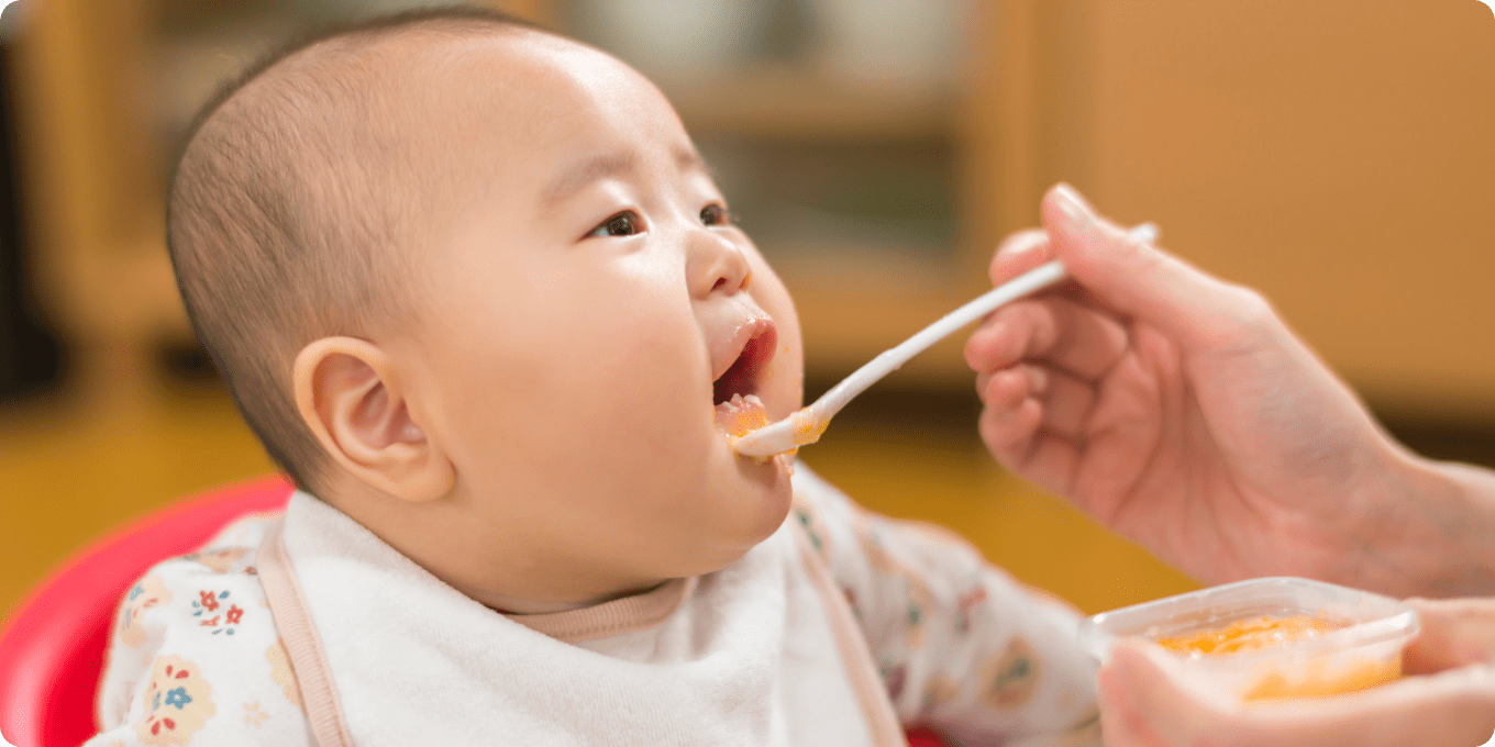 赤ちゃんに離乳食をあげる様子