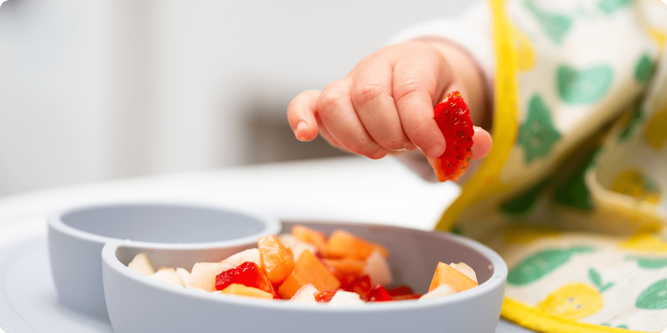赤ちゃんが手づかみ食べをしている手元の写真