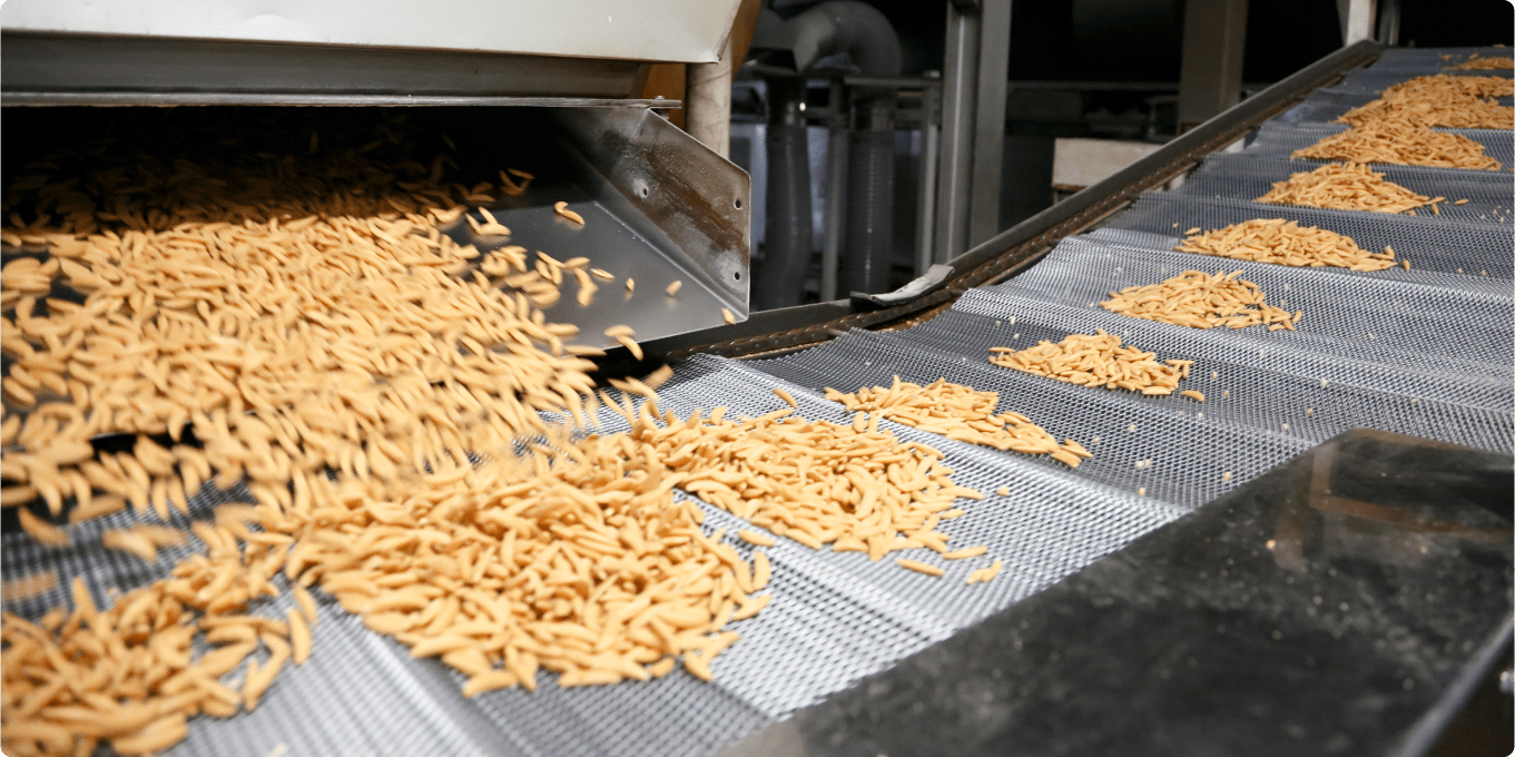KAMEDA Kaki-no-Tane being baked at the optimal temperature - just one of the manufacturing processes that is controlled by data