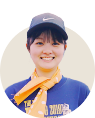 写真：女性の新米社員の顔写真