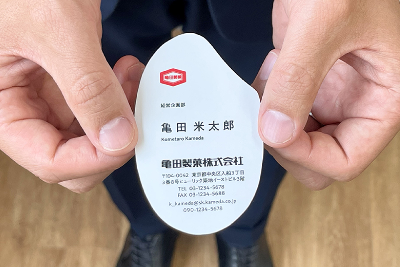 写真：「お米名刺」を手で持っている写真