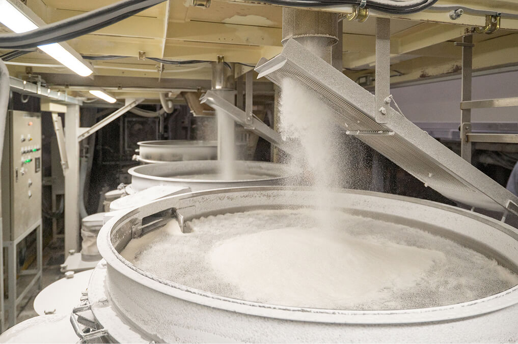 お米が製粉される様子