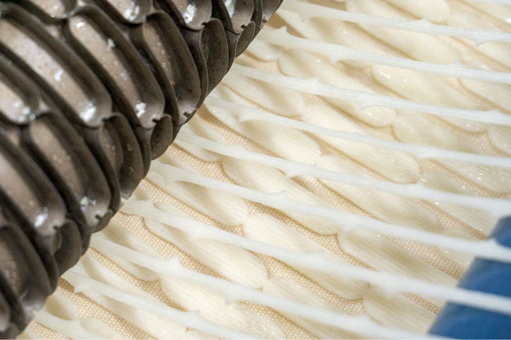 生地がハッピーターンの形に型抜きされる様子