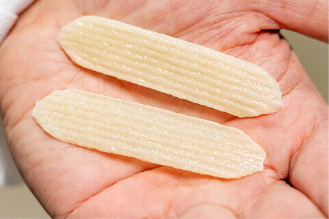 パウダーポケットがついた生地が２つ手のひらに乗っている