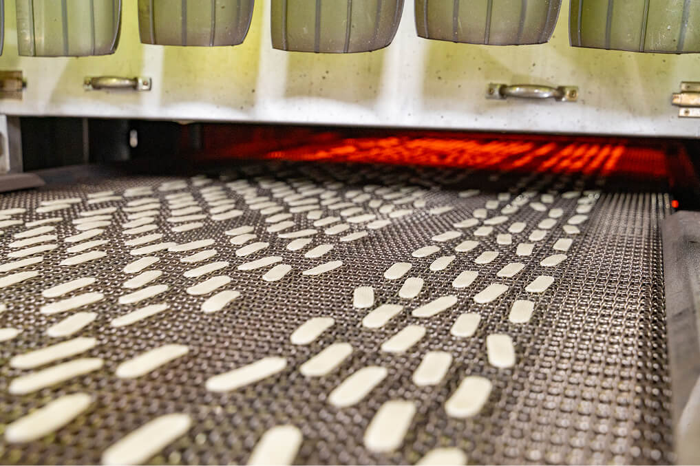 型抜きされた生地がオーブンの中へ入っていく様子