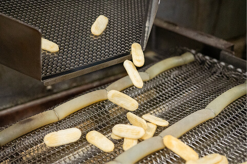 こんがりと焼き上がった生地がオーブンから出てくる様子