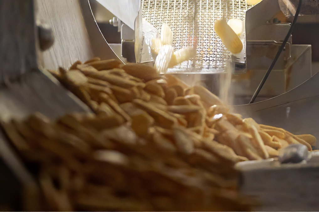 焼き上がった生地にハッピーパウダーがまぶされている様子