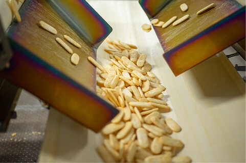 パウダーがかけられた生地がラインを流れていく様子