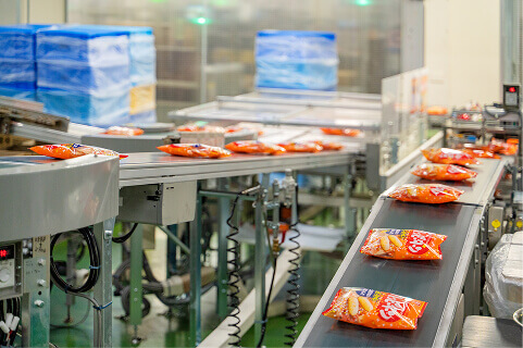 ハッピーターンの大袋がラインを流れていく様子