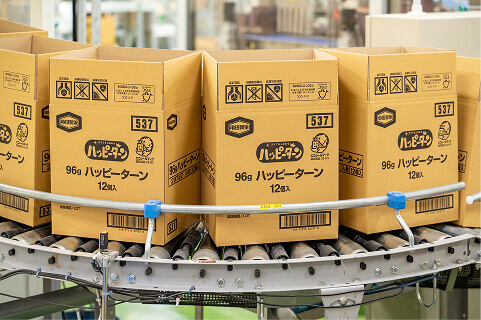 大袋が12袋入りの段ボールに詰められていく