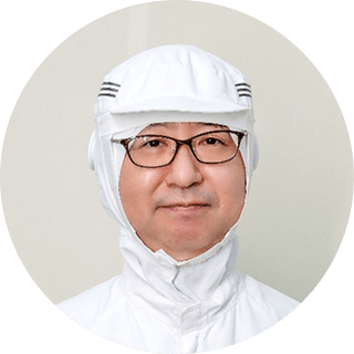 メガネをかけた男性スタッフの写真